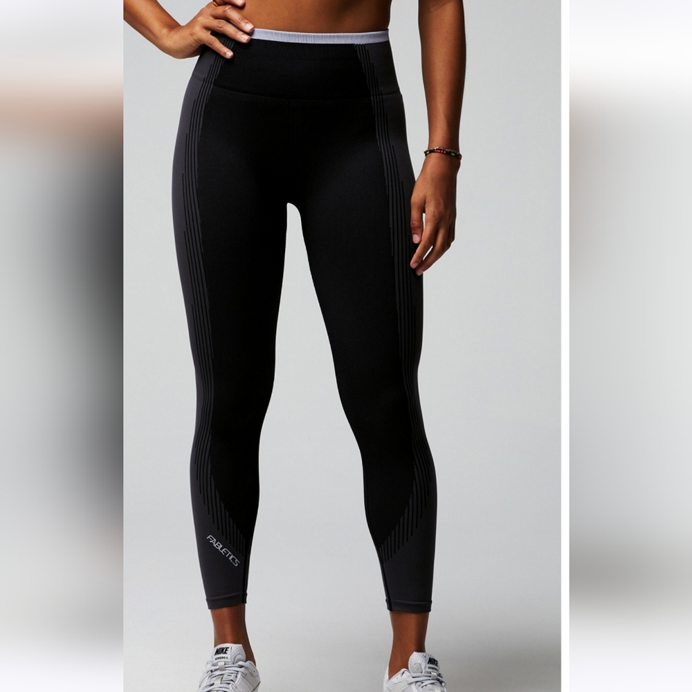 *NWT- FABLETICS Seamless Fusion High-Waisted 7/8 Legging -Large